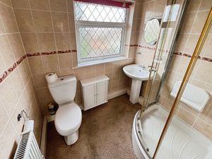 Shower room- click for photo gallery